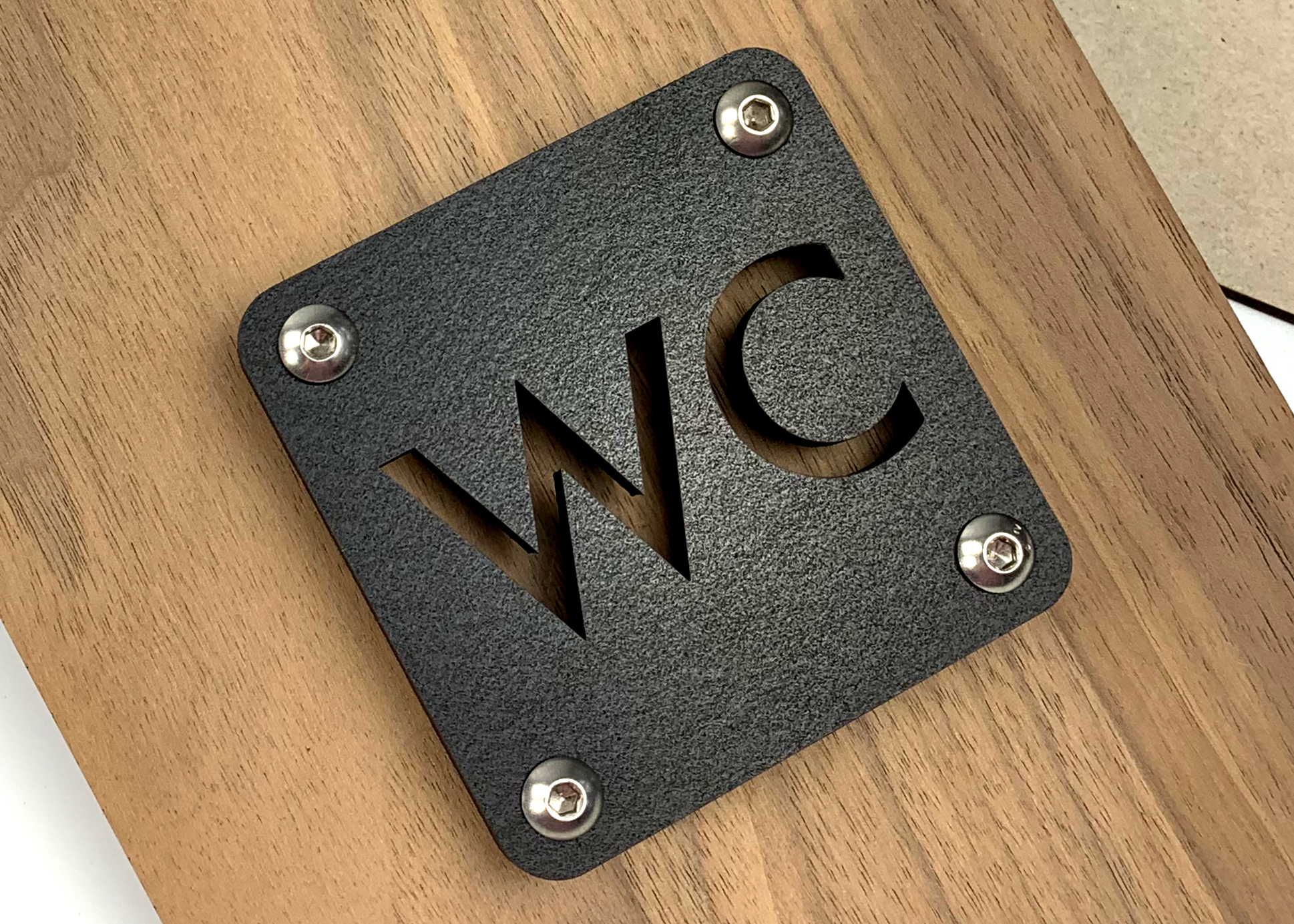 WC bordje gemaakt uit BioPanel