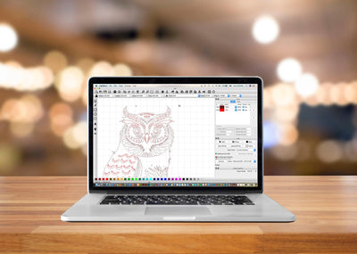 LightBurn gebruikersinterface op laptop met uil-ontwerp in vectorweergave
